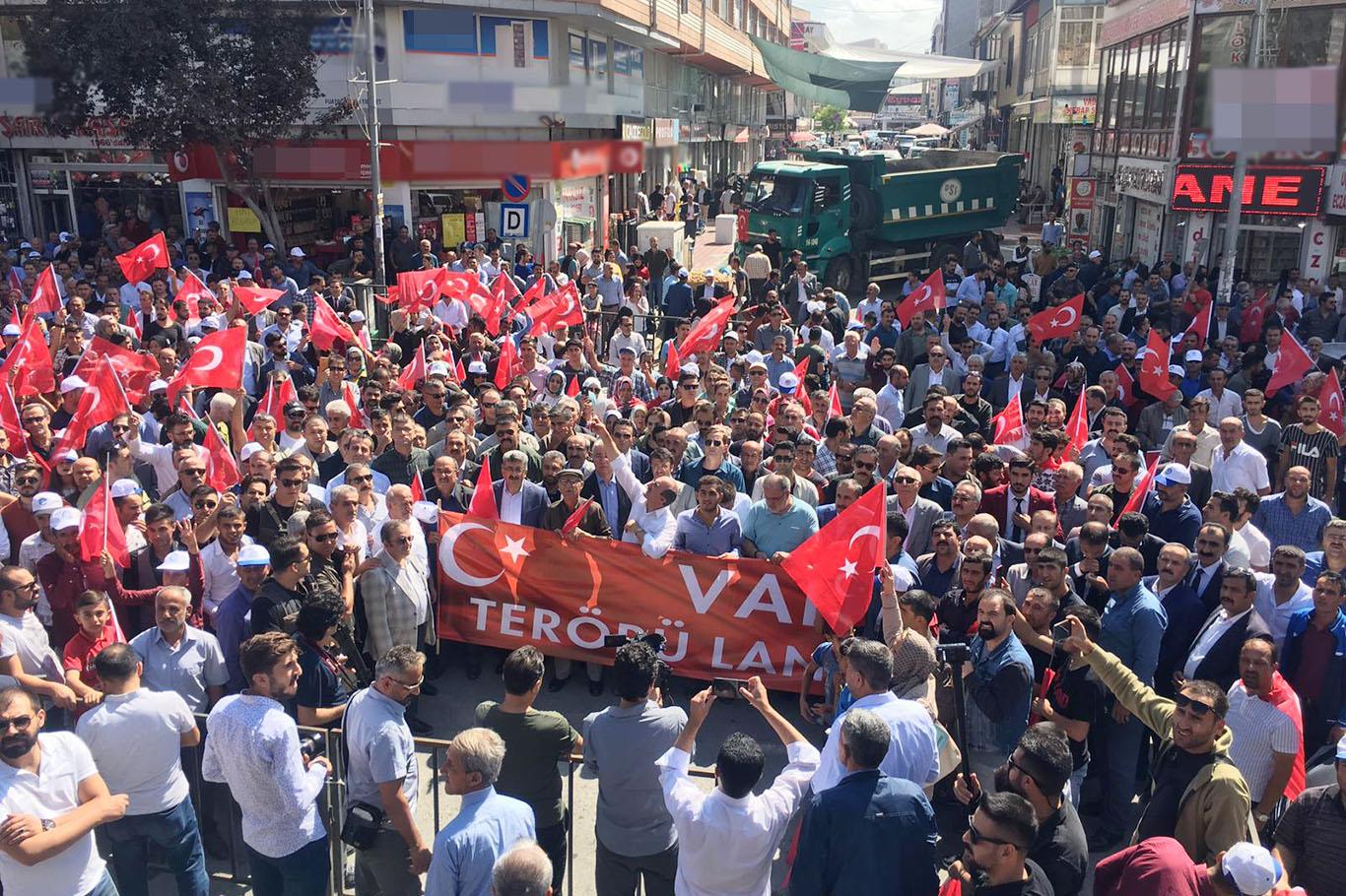 Van'da PKK'nin bombalı saldırısına tepki Van'da PKK'nin bombalı saldırısına tepki